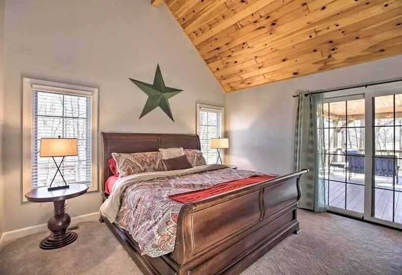 Spacious Wintergreen Resort Home W/ Hot Tub!