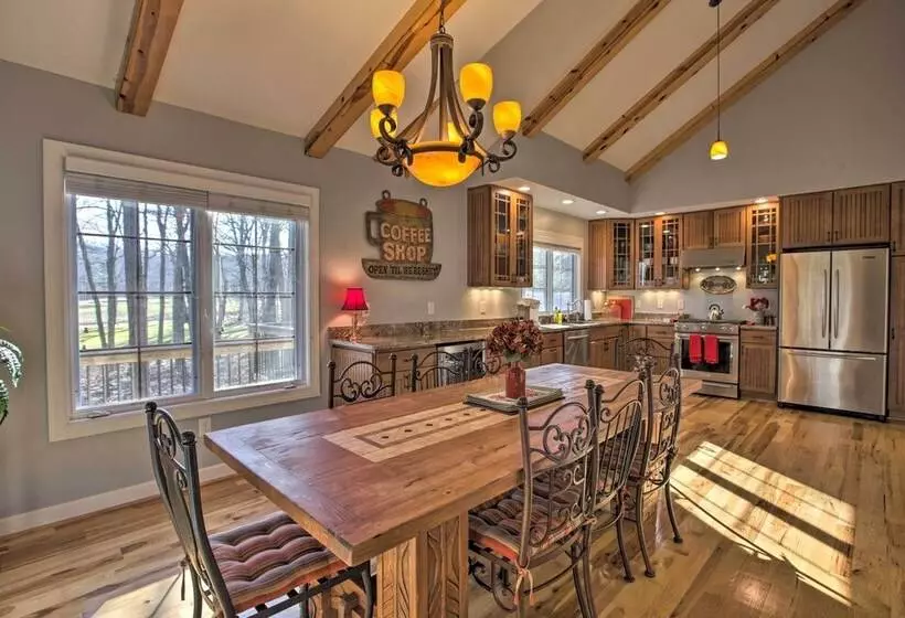 Spacious Wintergreen Resort Home W/ Hot Tub!