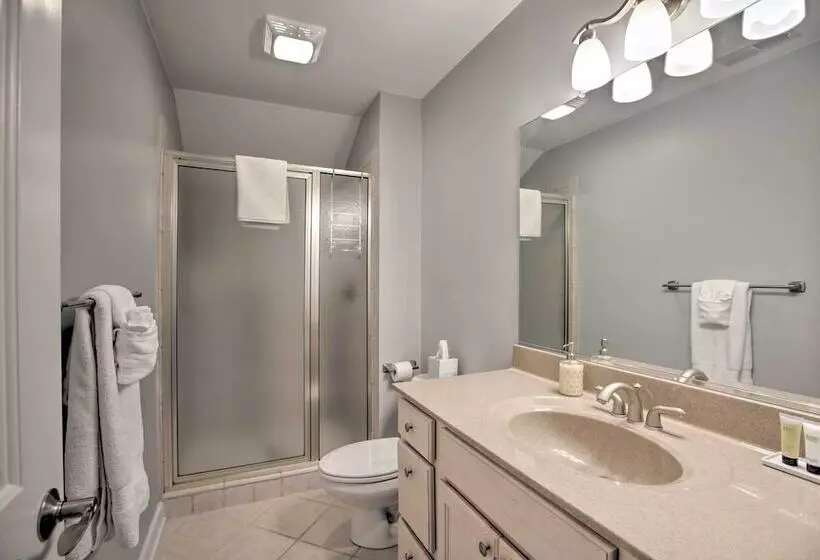 Spacious Wintergreen Resort Home W/ Hot Tub!