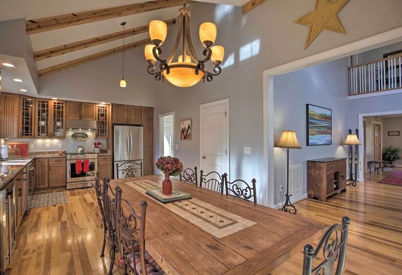 Spacious Wintergreen Resort Home W/ Hot Tub!