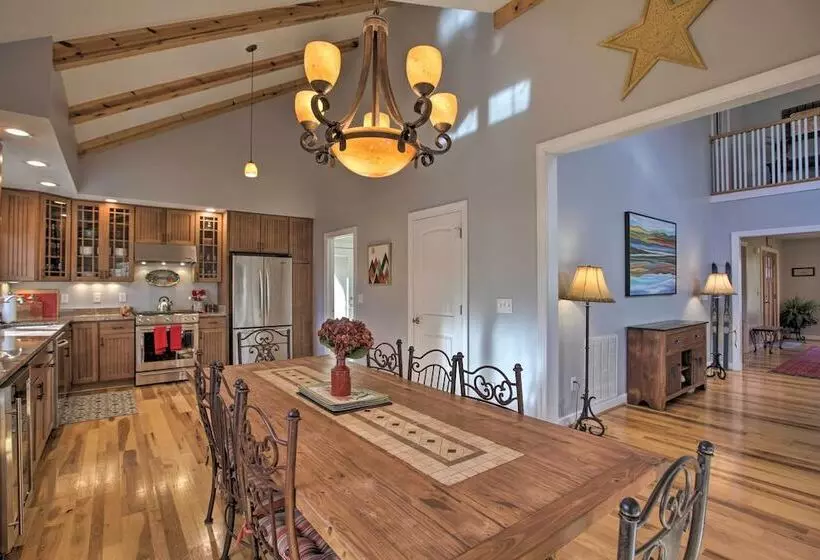 Spacious Wintergreen Resort Home W/ Hot Tub!