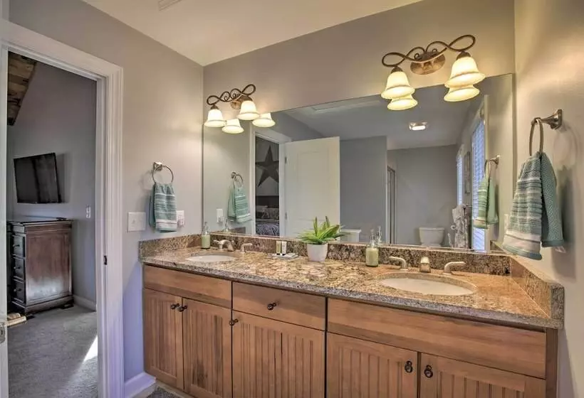 Spacious Wintergreen Resort Home W/ Hot Tub!