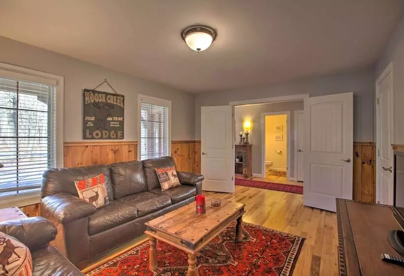 Spacious Wintergreen Resort Home W/ Hot Tub!