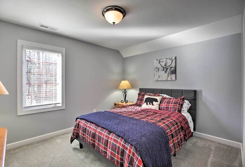 Spacious Wintergreen Resort Home W/ Hot Tub!