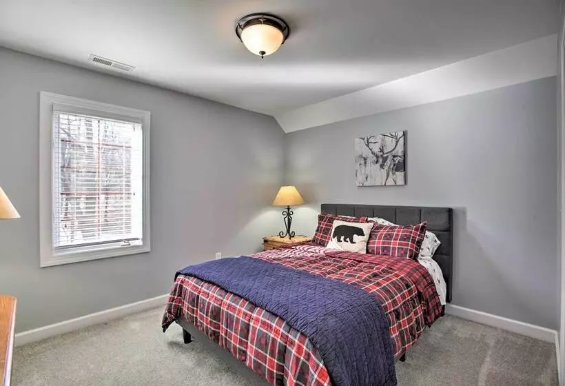 Spacious Wintergreen Resort Home W/ Hot Tub!