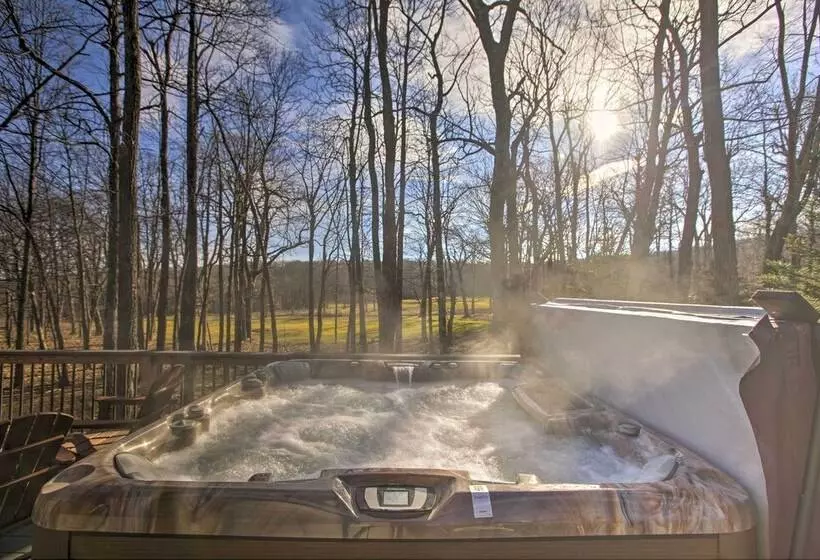 Spacious Wintergreen Resort Home W/ Hot Tub!