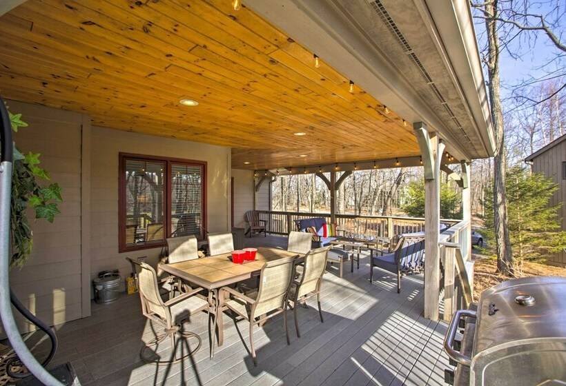 Spacious Wintergreen Resort Home W/ Hot Tub!