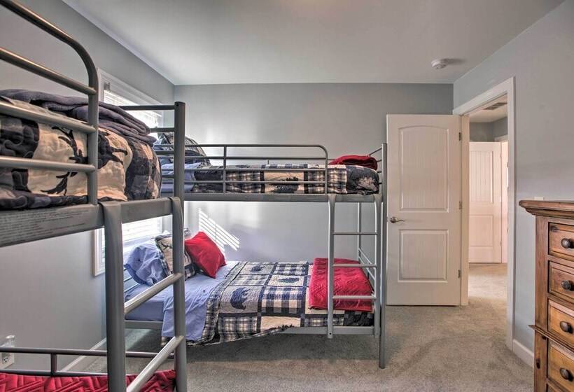 Spacious Wintergreen Resort Home W/ Hot Tub!