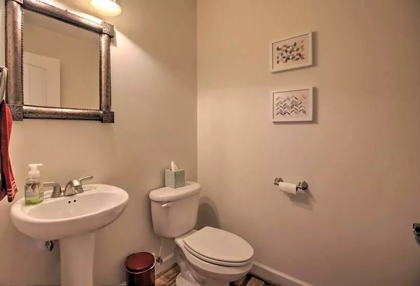 Spacious Wintergreen Resort Home W/ Hot Tub!