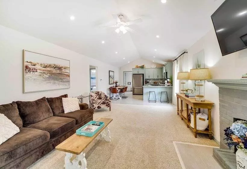 Tulsa Vacation Home ~ 3 Mi To Downtown