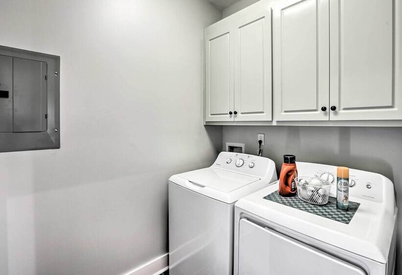 White Oak Creek Home W/ Views, Deck & Pool Access!