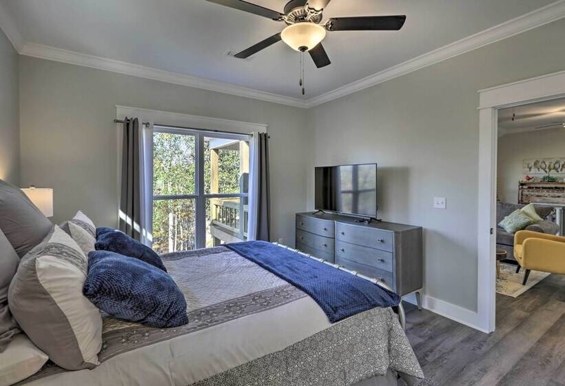 White Oak Creek Home W/ Views, Deck & Pool Access!