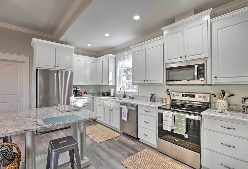 White Oak Creek Home W/ Views, Deck & Pool Access!