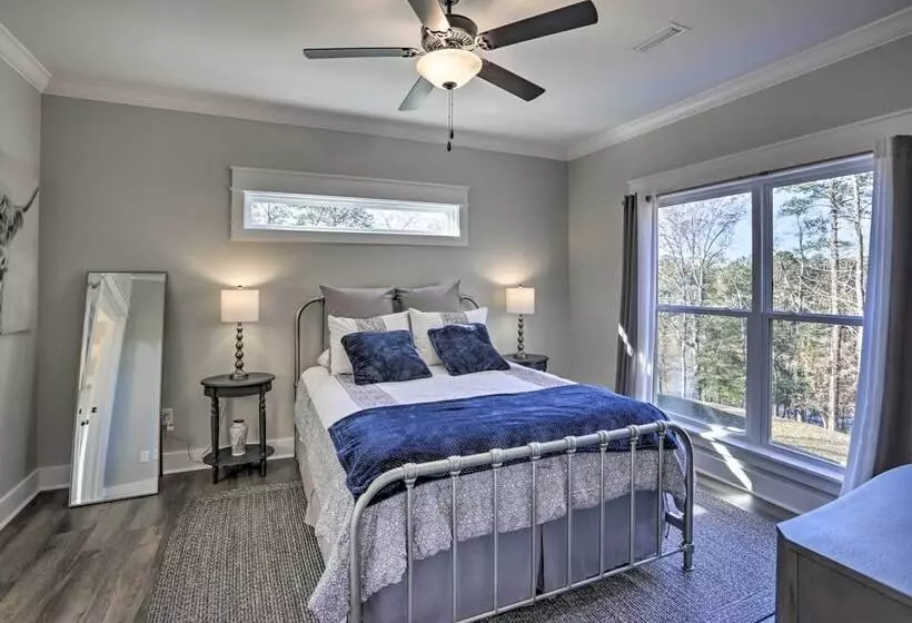 White Oak Creek Home W/ Views, Deck & Pool Access!