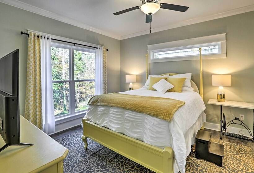 White Oak Creek Home W/ Views, Deck & Pool Access!