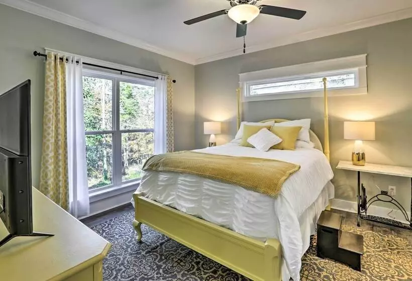 White Oak Creek Home W/ Views, Deck & Pool Access!