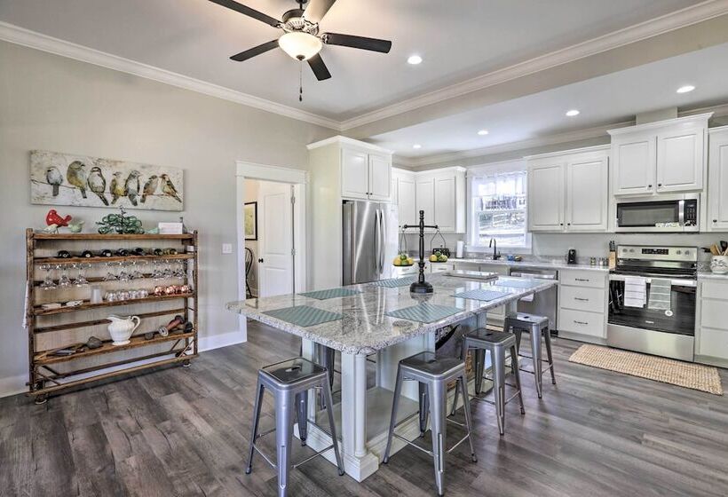 White Oak Creek Home W/ Views, Deck & Pool Access!