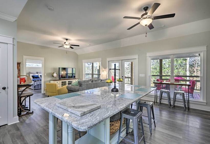 White Oak Creek Home W/ Views, Deck & Pool Access!