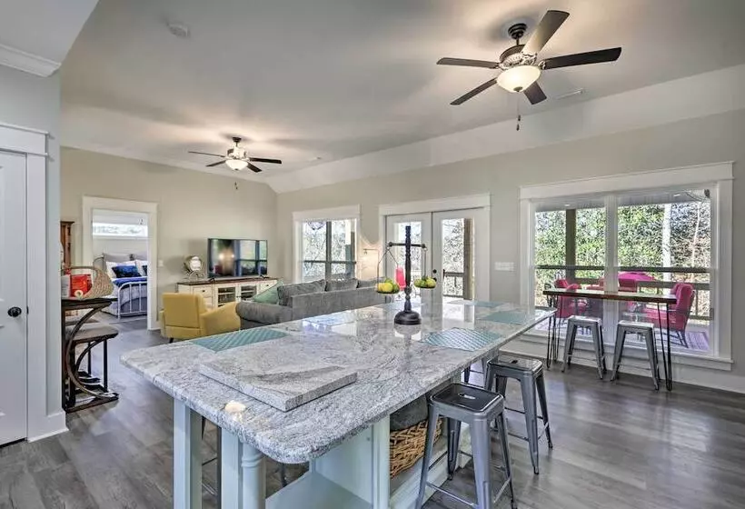 White Oak Creek Home W/ Views, Deck & Pool Access!