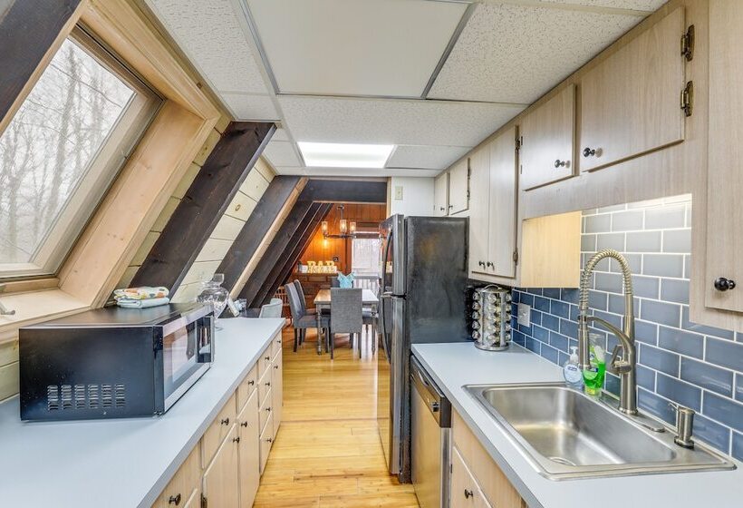 A Frame Cabin W/ Hot Tub: 1 Mi To Beech Mountain!