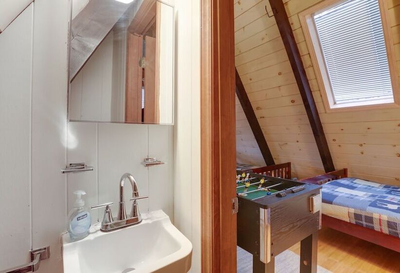 A Frame Cabin W/ Hot Tub: 1 Mi To Beech Mountain!