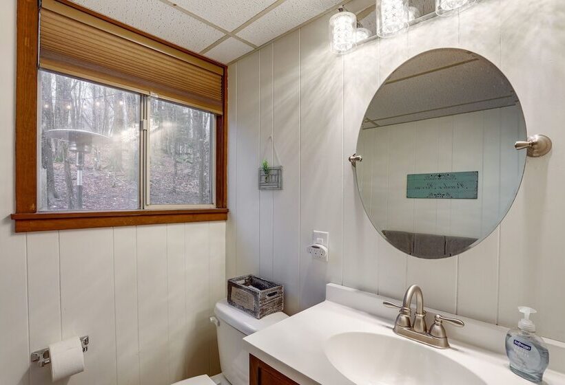 A Frame Cabin W/ Hot Tub: 1 Mi To Beech Mountain!