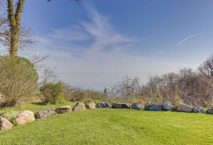 Amazing Rocky Point Retreat Overlooking The Sound!