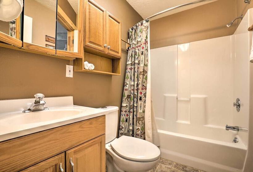 Bright & Cozy Duck Creek Cabin W/ Grill & Fire Pit