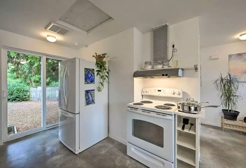 Bright Seattle Cottage W/ Private Backyard Access!