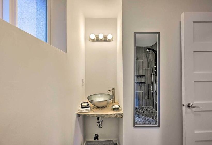 Bright Seattle Cottage W/ Private Backyard Access!