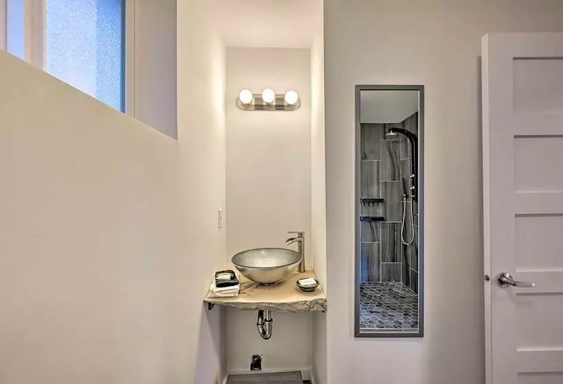 Bright Seattle Cottage W/ Private Backyard Access!