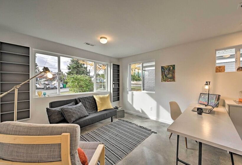 Bright Seattle Cottage W/ Private Backyard Access!