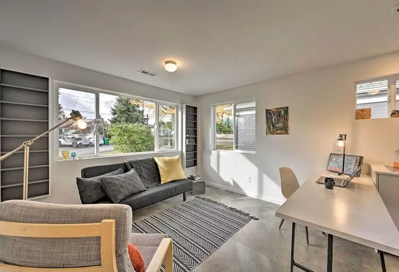 Bright Seattle Cottage W/ Private Backyard Access!