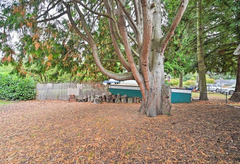 Bright Seattle Cottage W/ Private Backyard Access!