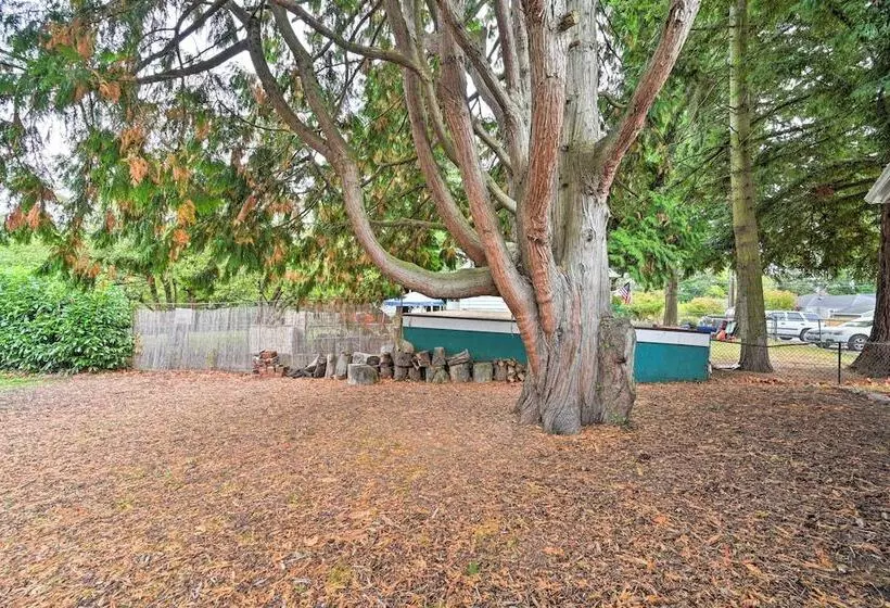 Bright Seattle Cottage W/ Private Backyard Access!