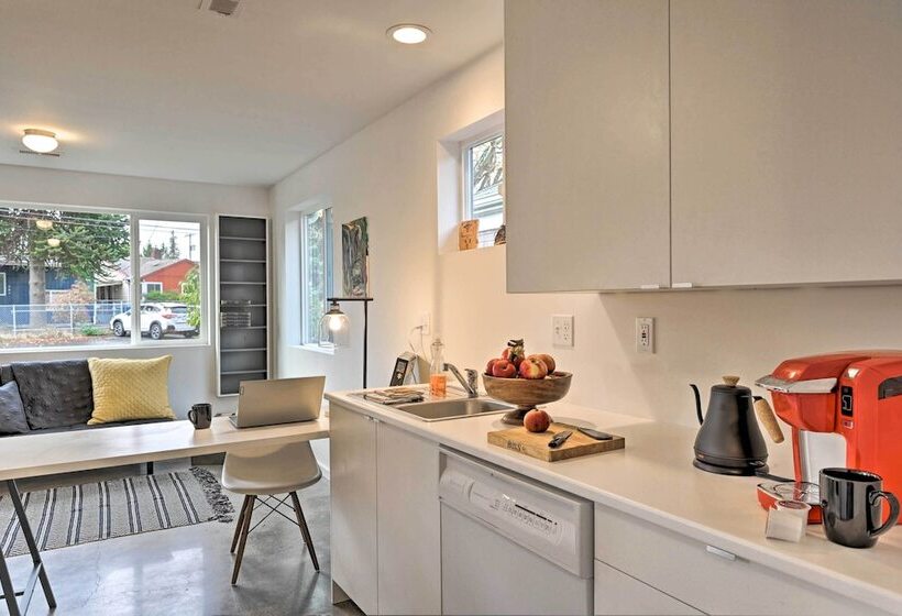 Bright Seattle Cottage W/ Private Backyard Access!
