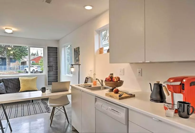 Bright Seattle Cottage W/ Private Backyard Access!