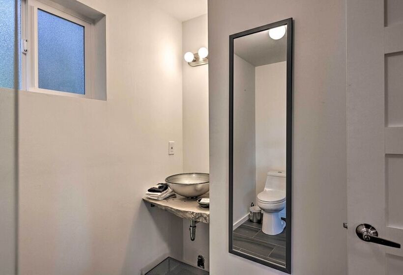 Bright Seattle Cottage W/ Private Backyard Access!