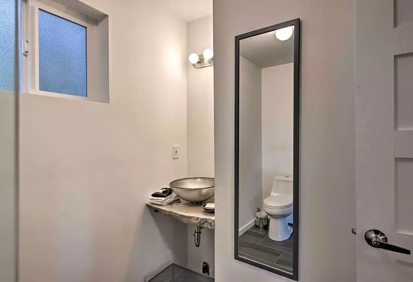 Bright Seattle Cottage W/ Private Backyard Access!