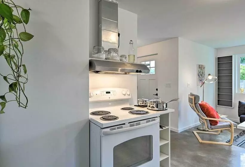 Bright Seattle Cottage W/ Private Backyard Access!