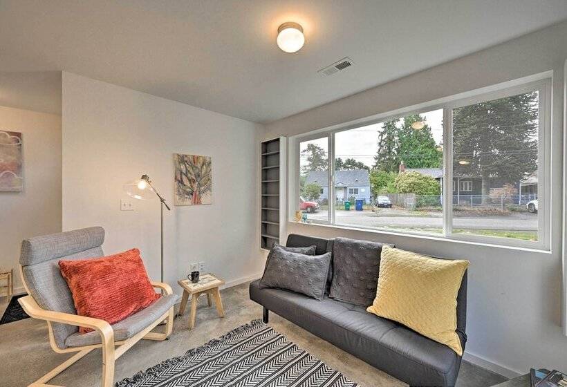 Bright Seattle Cottage W/ Private Backyard Access!