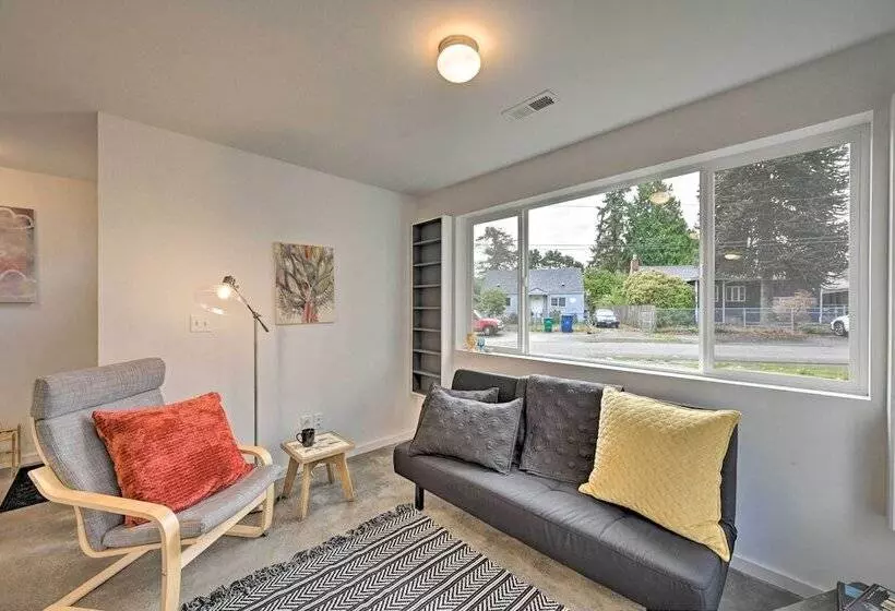 Bright Seattle Cottage W/ Private Backyard Access!