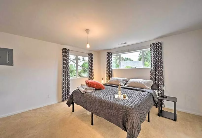 Bright Seattle Cottage W/ Private Backyard Access!