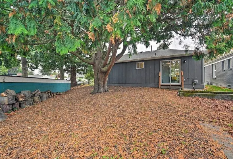 Bright Seattle Cottage W/ Private Backyard Access!