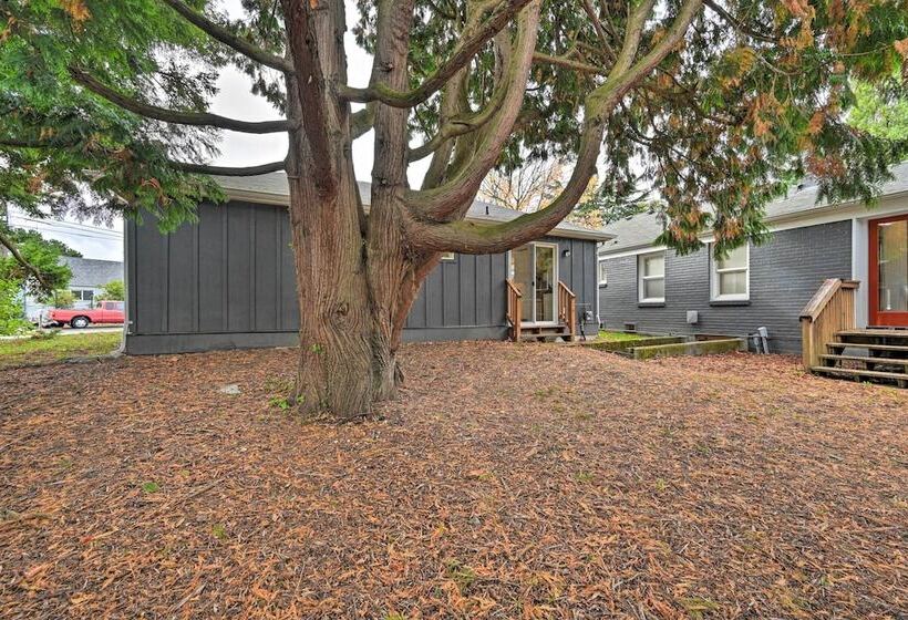 Bright Seattle Cottage W/ Private Backyard Access!
