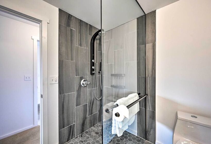 Bright Seattle Cottage W/ Private Backyard Access!