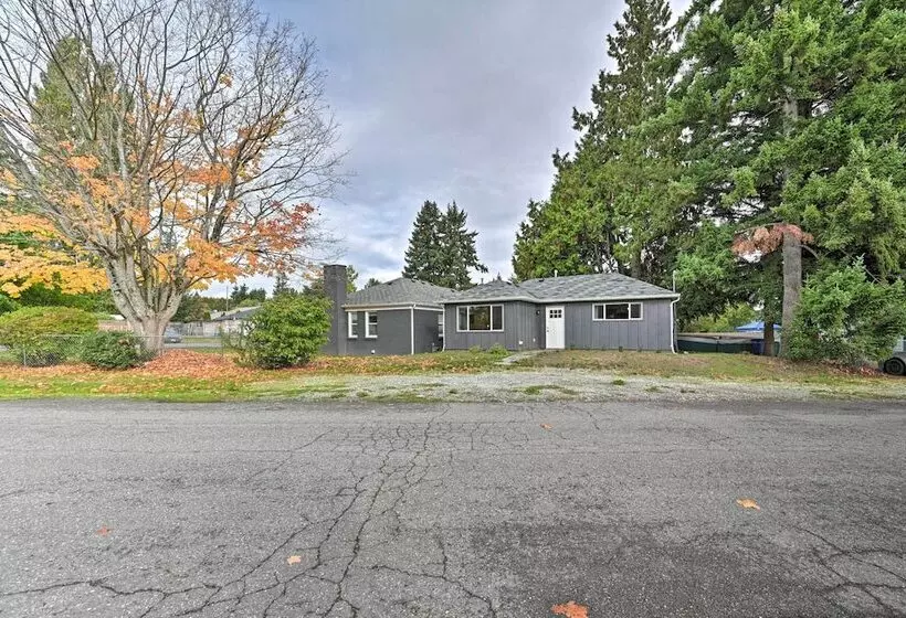 Bright Seattle Cottage W/ Private Backyard Access!