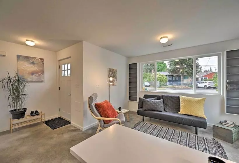 Bright Seattle Cottage W/ Private Backyard Access!