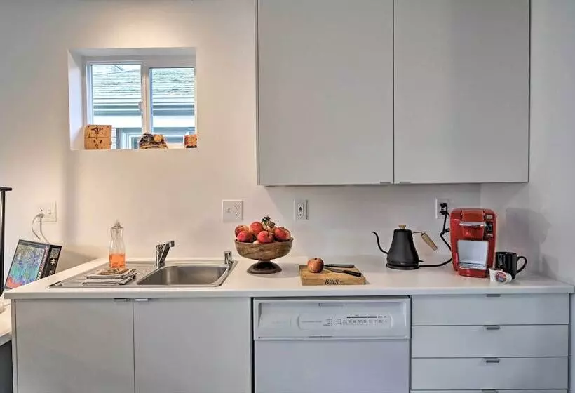 Bright Seattle Cottage W/ Private Backyard Access!