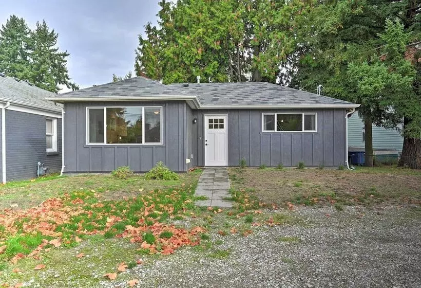 Bright Seattle Cottage W/ Private Backyard Access!